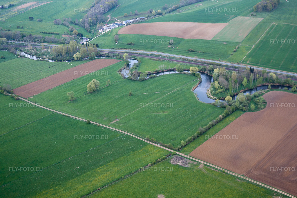 Vue aérienne: Vue de la ville à Villy dans le département Ardennes, France. Photo: IMG_39784.jpg prise le 16/04/2011 par Werner Riehm/FLY-FOTO.eu – Résolution de l'original: 4752 x 3168 px
