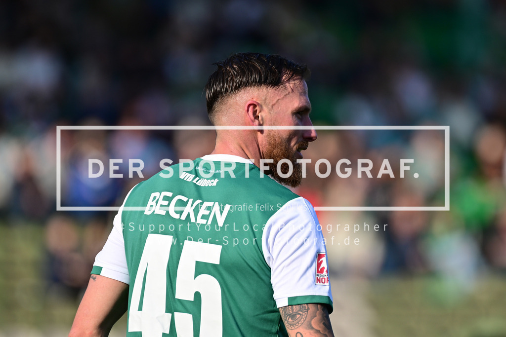 Fußball I Herren I Saison 2024-2025 I Regionalliga Nord I 25. Spieltag I VfB Lübeck - SSV Jeddeloh I 16742 | Nahaufnahme, Einzelfoto, Freisteller, Portrait, Porträt, Einzelbild, Einzelfoto, Körper: Pierre Dominik Becken (45, VfB Lübeck) - Realized with Pictrs.com