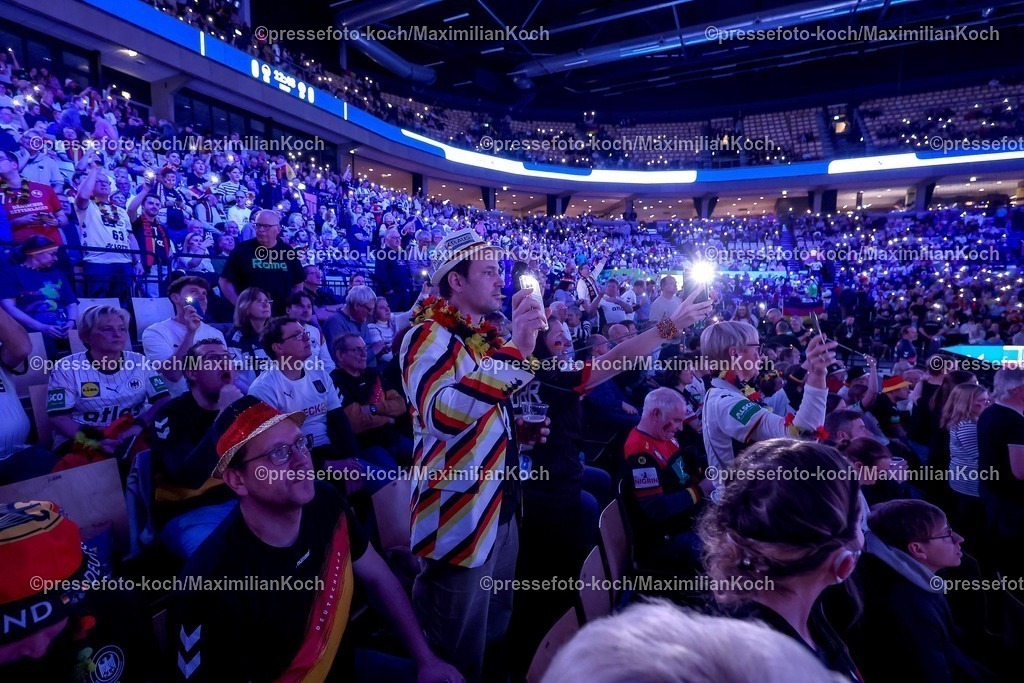 EHF19012602089 | 19.01.2026, Handball, Men's EHF EURO 2026, Deutschland - Spanien, Jyske Bank Boxen in Herning, Dänemark, Preliminary Round: Gute Stimmung bei den Handballfans. Tausende deutsche Fas sind angereist und feuern die Mannschaft euphorisch an. 