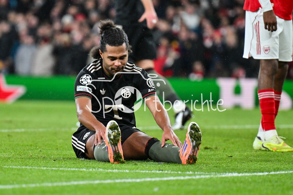 Arsenal FC - FC Bayern München | LONDON, ENGLAND - 26. NOVEMBER: Serge GNABRY (FC Bayern Munich 7) ärgert sich nach einer vergebenen Chance beim Ligaspiel zwischen Arsenal London und dem FC Bayern München am 5. Spieltag der UEFA Champions League im Emirates Stadium am 26.11.2025