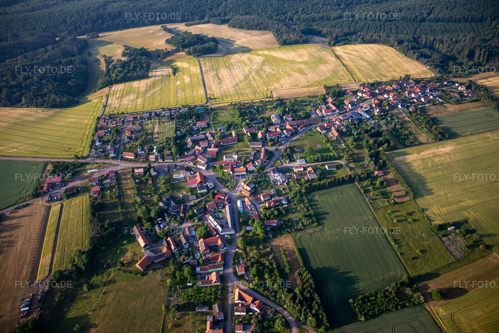 Luftbild: Dorfstr im Ortsteil Gorenzen in Mansfeld im Bundesland Sachsen-Anhalt in Deutschland. Foto: IMG_136660.jpg vom 18.06.2023 durch Werner Riehm/FLY-FOTO.de
