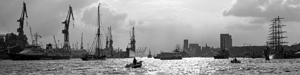 hamburg hafengburtstag panorama schwarzweiss-neu | Kaufen Sie Hamburg Bilder und Hamburg Fotos auf Leinwand, Acrylglas, Alu-Dibond, oder als Poster in Hamburgs großer Onlinegalerie. Elbphilharmonie Bilder, Hamburger Hafen, Speicherstadt, Alster und viel mehr.