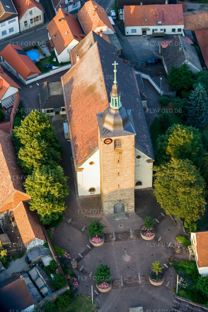 Luftbild: Kath. Kirche St. Leodegar in Steinfeld im Bundesland Rheinland-Pfalz in Deutschland. Foto: IMG_3174.jpg vom 30.06.2006 durch Werner Riehm/FLY-FOTO.de