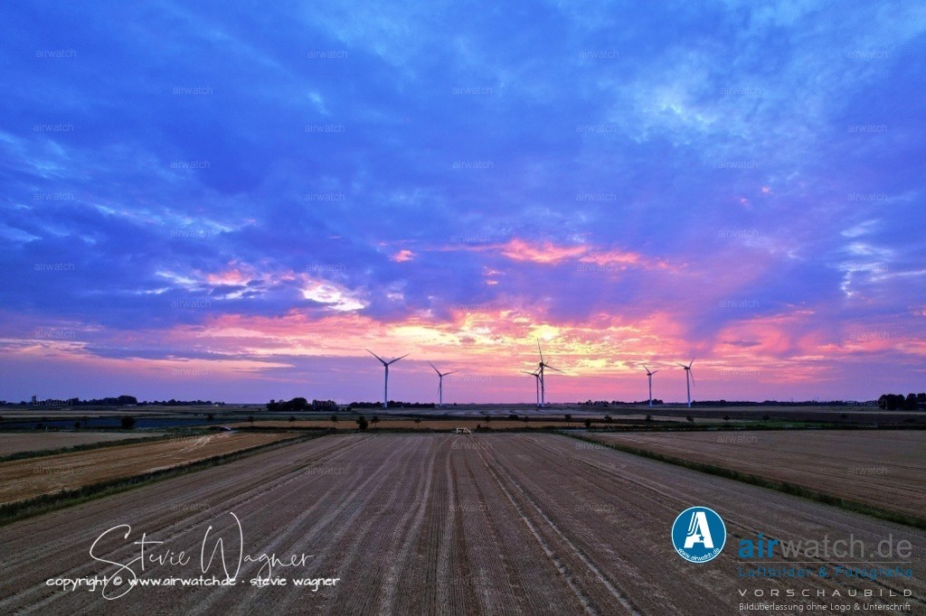 Windpark - Simonsberg | Entdecken Sie atemberaubende Luftbilder und Fotografien auf airwatch.de - Tauchen Sie ein in eine Welt voller faszinierender Aufnahmen aus der Vogelperspektive.