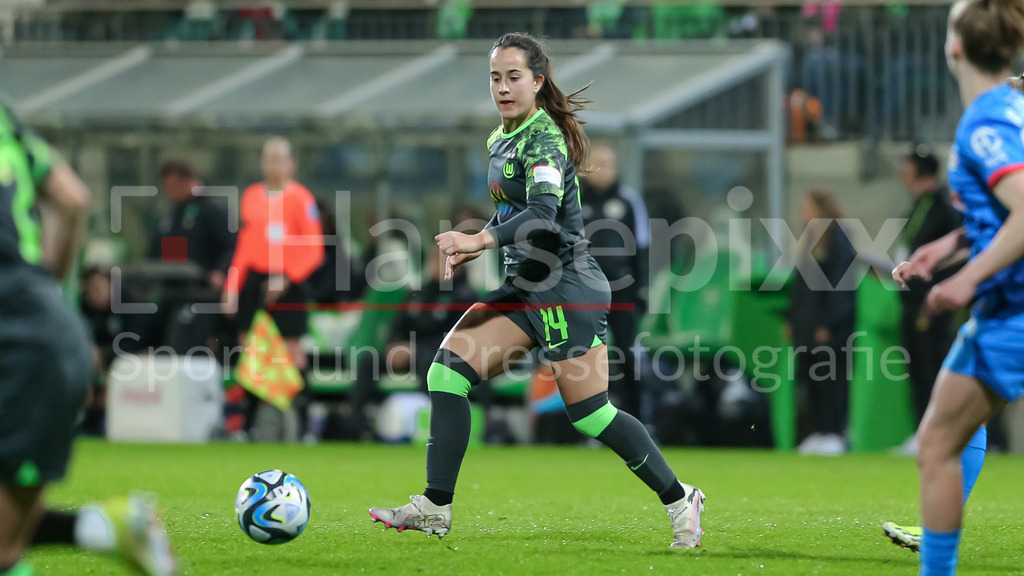 Fussball, Google Pixel Frauen-Bundesliga, VfL Wolfsburg - RB Leipzig | v.li.: Nuria Rabano Blanco (VfL Wolfsburg, 14) am Ball, Einzelbild, Ganzkörper, Aktion, Action, Spielszene, DIE DFB-RICHTLINIEN UNTERSAGEN JEGLICHE NUTZUNG VON FOTOS ALS SEQUENZBILDER UND/ODER VIDEOÄHNLICHE FOTOSTRECKEN. DFB REGULATIONS PROHIBIT ANY USE OF PHOTOGRAPHS AS IMAGE SEQUENCES AND/OR QUASI-VIDEO.