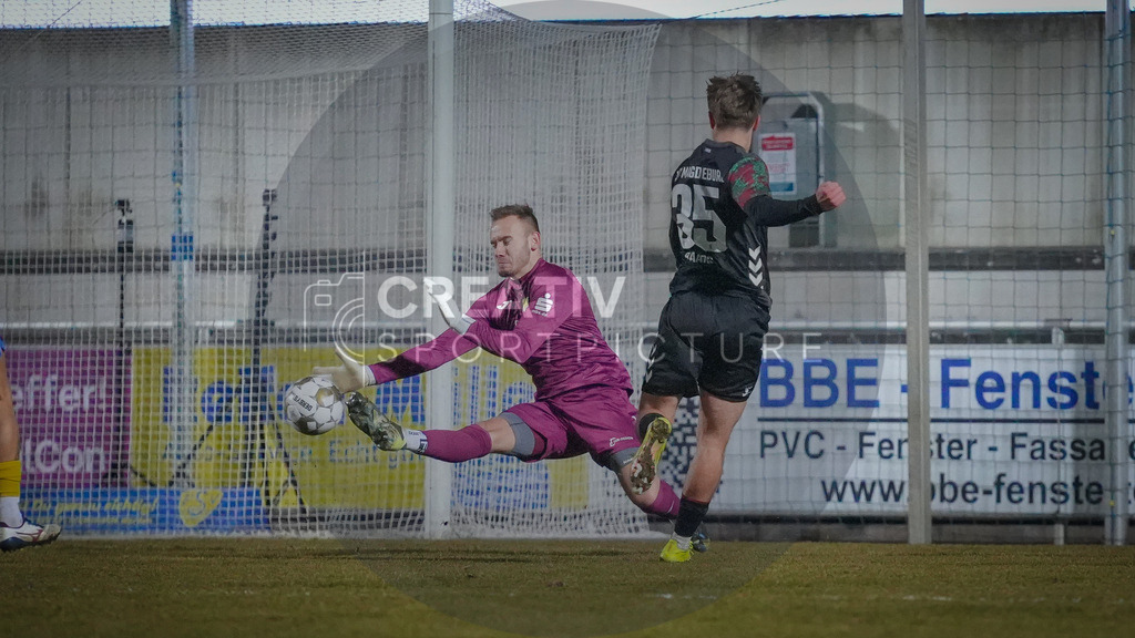Fußball, Herren, Saison 2025/2026, Regionalliga Nordost, 20. Spieltag, FSV 63 Luckenwalde vs. 1.FC Magdeburg II, Mittwoch 04.03.2026, Werner-Seelenbinder-Stadion Luckenwalde, | Fußball, Herren, Saison 2025/2026, Regionalliga Nordost, 20. Spieltag, FSV 63 Luckenwalde vs. 1.FC Magdeburg II, Mittwoch 04.03.2026, Werner-Seelenbinder-Stadion Luckenwalde, Im Bild: Florian Palmowski (l. Luckenwalde) und Magnus Baars (r. Magdeburg) - Realisiert mit Pictrs.com