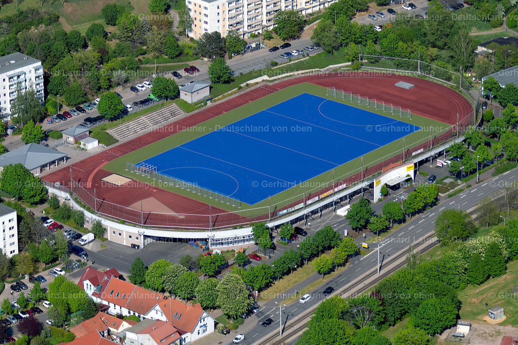 4025735 | ERFURT 06.05.2020 Blau- farbiger Hockey- Platz- Sportanlage auf dem Dach des hiesigen Einkaufszentrums an der Kranichfelder Straße im Ortsteil Herrenberg in Erfurt im Bundesland Thüringen, Deutschland. Weiterführende Informationen bei: Erfurter Hockey Club e.V.,  Kaufland Dienstleistung GmbH &amp; Co. KG. // Green colored tennis sports complex on the roof of the local shopping mall on Kranichfelder Strasse in the district Herrenberg in Erfurt in the state Thuringia, Germany. Further information at: Erfurter Hockey Club e.V.,  Kaufland Dienstleistung GmbH &amp; Co. KG. Foto: Gerhard Launer
