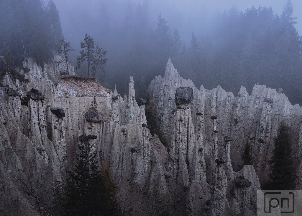 Erdpyramiden | Die Erdpyramiden sind wie Kunstwerke der Natur, und sie bilden eine bezaubernde Kulisse inmitten der majestätischen Dolomiten. 