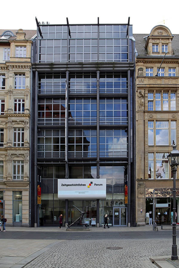 Foto: Leipzig - Der Jahrhundertschritt | Das Team hinter BILDLEXIKON LEIPZIG bündelt historische wie aktuelle Informationen über die Stadt Leipzig in Text und Bild auf einer Plattform und stellt diese der interessierten Öffentlichkeit zur Verfügung.