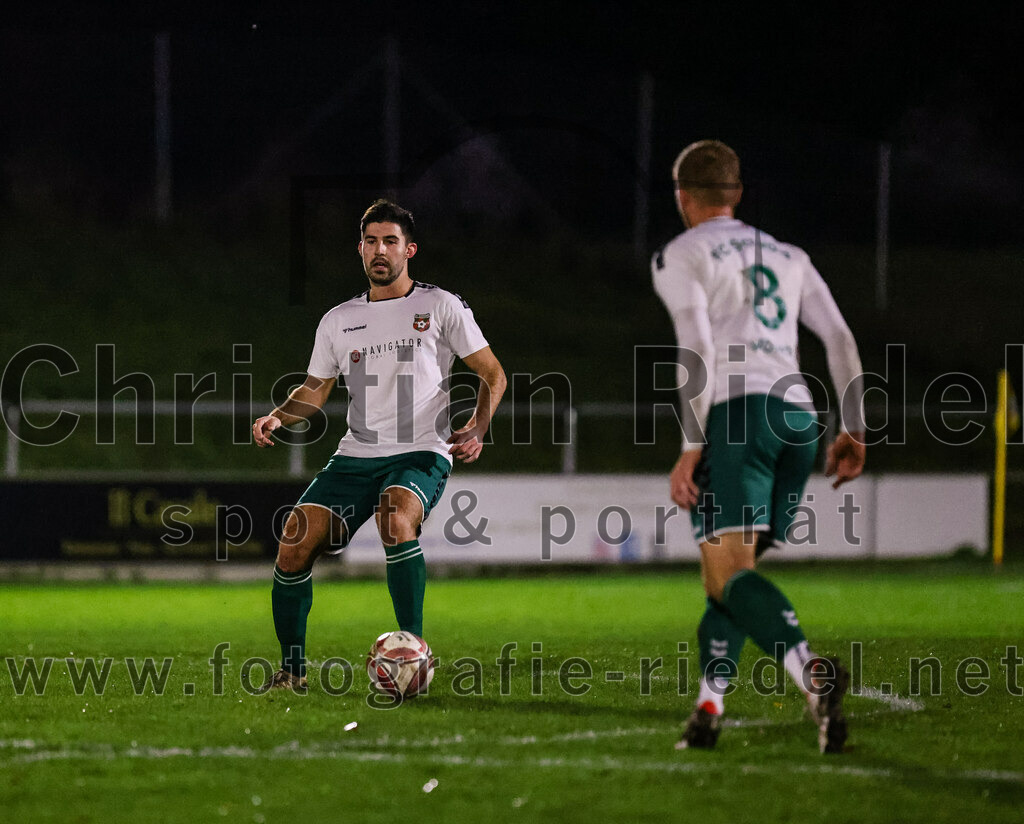 2023-11-17_042_FC_Schwaig_gegen_SpVgg_Feldmoching | Oberding, Deutschland, 17.11.2023:
Fußball, Landesliga Südost 2023 / 2024, 21. Spieltag, FC Schwaig gegen SpVgg Feldmoching, Endergebnis: 1:1

Johannes Empl (FC Schwaig, #14), Nils Wölken (FC Schwaig, #8)

Foto: Christian Riedel / fotografie-riedel.net