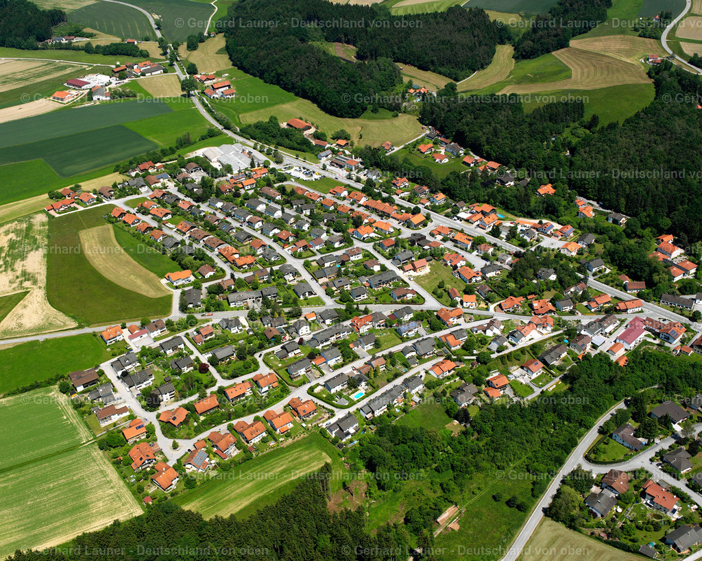 2600658 | REISCHACH 09.06.2006 Wald- Gebiete und Forstflächen umsäumen das Siedlungsgebiet des Dorfes in Reischach im Bundesland Bayern, Deutschland // Village - view on the edge of forested areas in Reischach in the state Bavaria, Germany Foto: Gerhard Launer