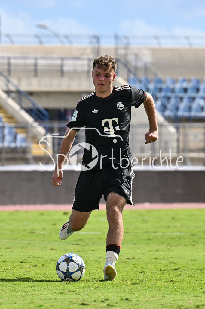 Papohs FC U19 - FC Bayern München U19 | am Ball Moritz GÖTTLICHER (FC Bayern U19 8) / Einzelfoto / Freisteller / UEFA Youth League: Paphos FC U19 - FC Bayern München U19; Stelios Kyriakides Stadium am 30.09.2025