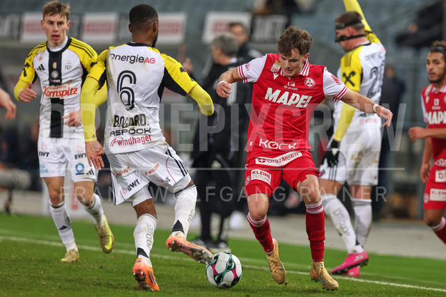 Austrian Bundesliga: Grazer AK 1902 vs LASK | GRAZ, AUSTRIA, 13.DEC.25 - SOCCER - ADMIRAL Bundesliga, Grazer AK 1902 vs LASK. The image shows Melayro Bogarde (Lask) and Thomas Schiestl (GAK).