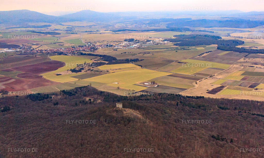 Luftbild: Mauerreste der ehemaligen Burganlage Burgruine Straufhain im Ortsteil Seidingstadt in Straufhain im Bundesland Thüringen in Deutschland. Foto: IMG_56185.jpg vom 06.04.2013 durch Werner Riehm/FLY-FOTO.dePage One - Mittelalterliche Burgruine Straufhain