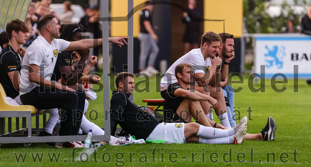 2023-08-08_071_FC_Moosinning_gegen_FC_Langengeisling | Moosinning, Deutschland, 08.08.2023:
Fußball, Bezirksliga Oberbayern Ost 2023 / 2024, 3. Spieltag, FC Moosinning gegen FC Langengeisling, Endergebnis: 0:4

Trainer Christoph Ball (FC Moosinning), Peter Werndl (FC Moosinning, #9), Johannes Volkmar (FC Moosinning, #3)

Foto: Christian Riedel / fotografie-riedel.net