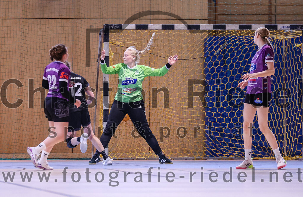 2024-12-14_052_SpVgg_Altenerding_gegen_SVA_Palzing | Erding, Deutschland, 14.12.2024:Handball, Bezirksoberliga Frauen Altbayern 2024 / 2024, 9. Spieltag, SpVgg Altenerding gegen SVA Palzing, Endergebnis: 20:30Johanna Taubmann (SpVgg Altenerding, #22), Sandra Redl (SVA Palzing, #12), Torfrau Hanna Obermair (SpVgg Altenerding, #1)Foto: Christian Riedel / fotografie-riedel.net