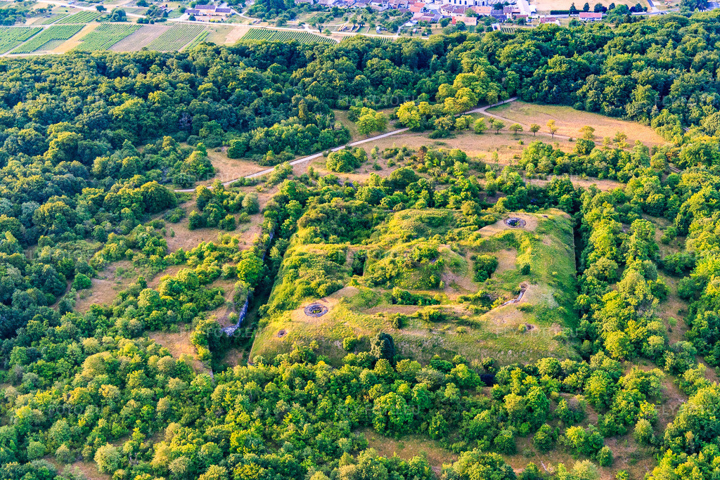 Vue aérienne: Le fort de Lucey, construit en 1874 et submergé dans la forêt, fait partie de la Barrière de fer. à Lucey dans le département Meurthe et Moselle, France – .Photo: IMG_083448.jpg prise le 13/07/2015 par Werner Riehm/FLY-FOTO.eu – Résolution de l'original: 5472 x 3648 px – Fort de Lucey ou du Plessis-Praslin  - Inventaire Général du Patrimoine Culturel