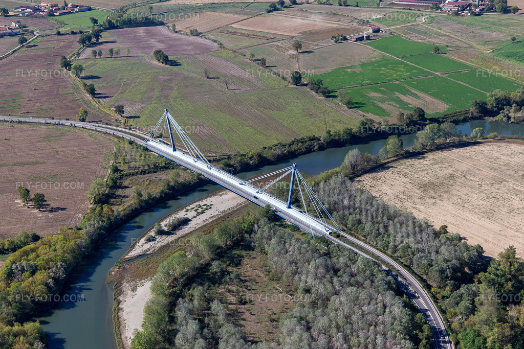 Aerial view: Bridge over the Adda Ponte di Boccaserio in the district Boccaserio in Bertonico in the state Lodi, Italy. – Photo: IMG_134402.jpg taken on 09/18/2022 by Werner Riehm/FLY-FOTO.com – Resolution of the original: 5472 x 3648 px