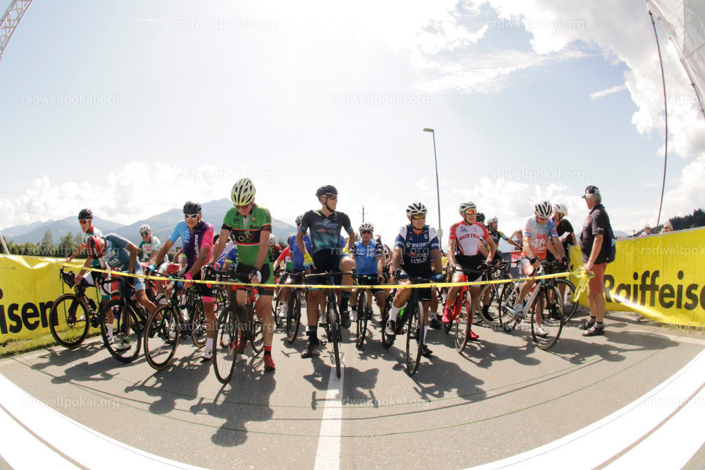 757_20230817_Bewerb_Maenner_Muehlanger | AUT - OESTERREICH, 2023-08-16: SPORT RENNRAD-FAHREN - 55. INTERNATIONALER RADWELTPOKAL IN ST. JOHANN IN TIROL  - Vintage-Radrennen mit WM-Bronze-Medaillen-Siegerin Christina Schweinberger, den Teilnehmer und Alexander Baumann (vom Orginastions-Team) - TAG 2 BEWERB MAENNER IN SECHS GRUPPEN  ; Foto: Roland Muehlanger