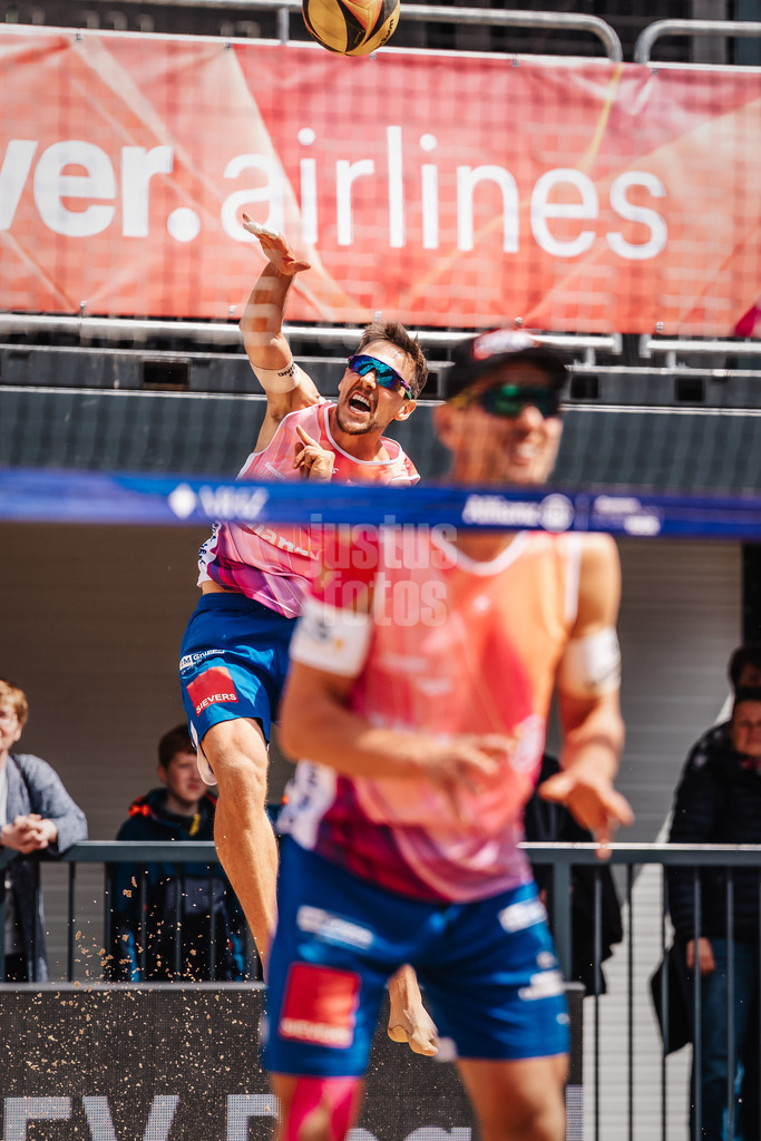 Beachvolleyball | Frauen | Allianz German Beach Tour 2025 | Tourstop Hamburg | 30.05.2025 | hinten David Poniewaz beim Aufschlag