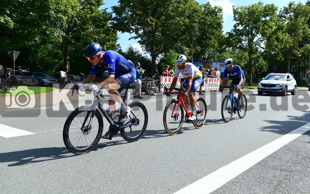 KBS Picture_Cyclassics-Hamburg2023_200823_028 | Elite Profi Hauptfeld die ersten 3 Ausreisser Rellingen Pinneberger Strasse Gedenkstein ,
Bemer Cyclassics Hamburg Radrennen 2023 , 
Durch Hamburg und Schleswig-Holsten ,
UCI-WorldTour-Rennen Profi-Elite Herren ca.200KM , 
Amateurradfahrer Jedermann Rennen 60KM ,
Amateurradfahrer Jedermann Rennen 100KM , - Realisiert mit Pictrs.com
