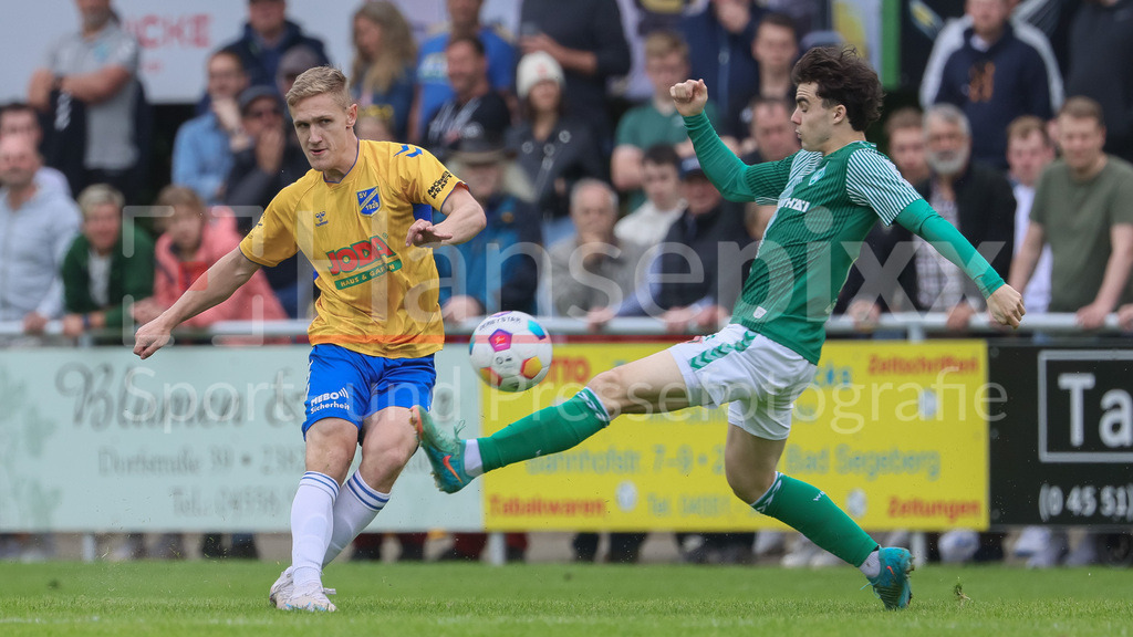 Fussball, Relegation Regionalliga Nord, SV Werder Bremen II - Holstein Kiel II | v.li.: Til Martin Weidemann (SV Todesfelde, 7) und Jakob Löpping (SV Werder Bremen II, 17) im Zweikampf, Duell, Dynamik, Aktion, Action, Spielszene