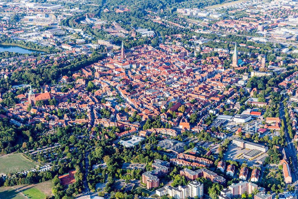 Luftbild: Altstadtbereich und Innenstadtzentrum in Lüneburg im Bundesland Niedersachsen in Deutschland. Foto: IMG_110685.jpg vom 22.08.2018 durch Werner Riehm/FLY-FOTO.de