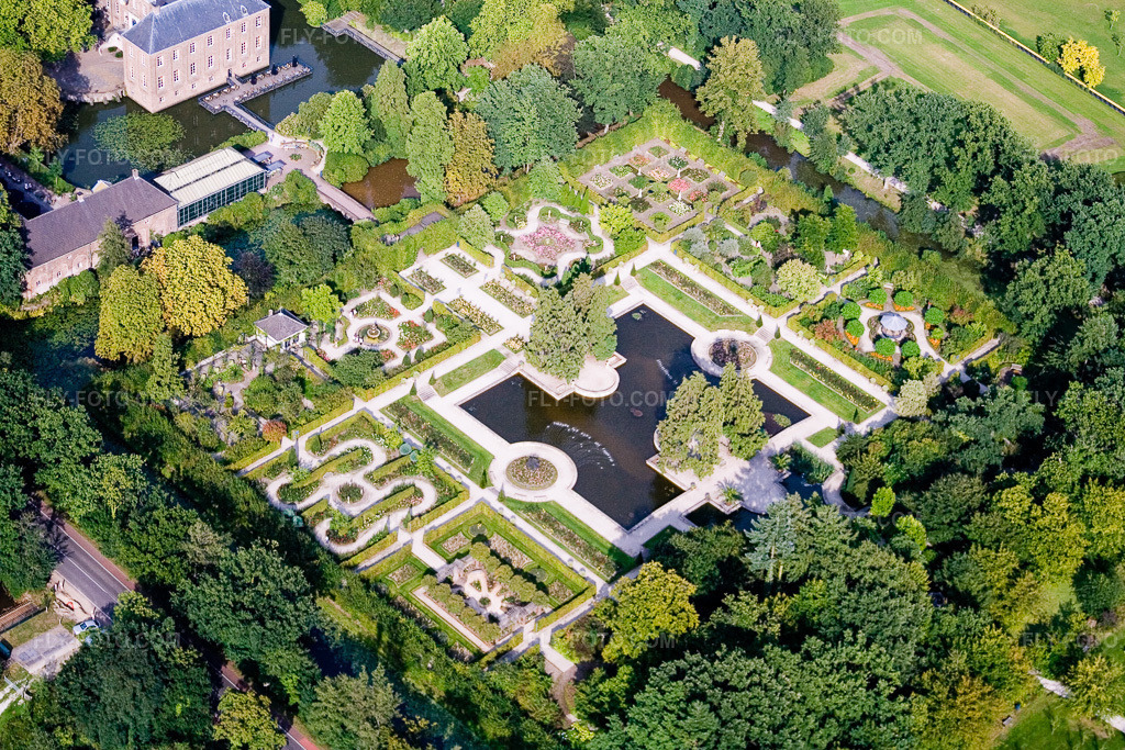 Aerial view: Buildings and castle park facilities of the moated castle Kasteeltuinen Arcen in Arcen in the state Limburg, Netherlands. – Photo: IMG_12956.jpg taken on 08/31/2008 by Werner Riehm/FLY-FOTO.com – Resolution of the original: 3456 x 2304 px