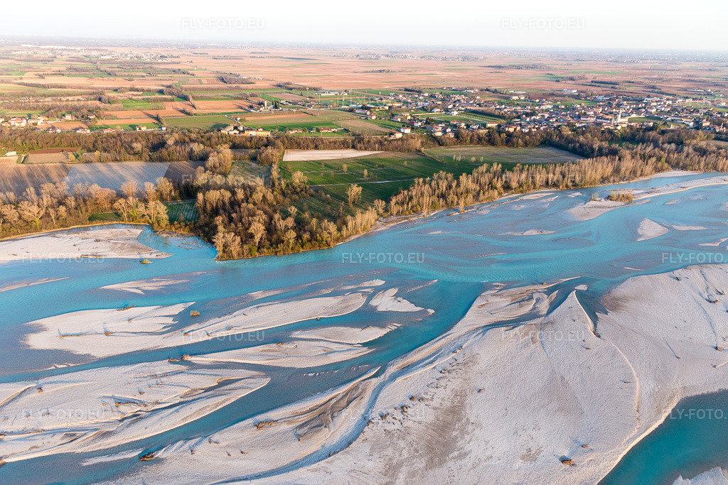 Vue aérienne: Vue de la ville à Borgata Mezzoli dans le département Frioul-Vénétie Julienne, Italie. Photo: IMG_105591.jpg prise le 07/04/2018 par Werner Riehm/FLY-FOTO.eu – Résolution de l'original: 5472 x 3648 px