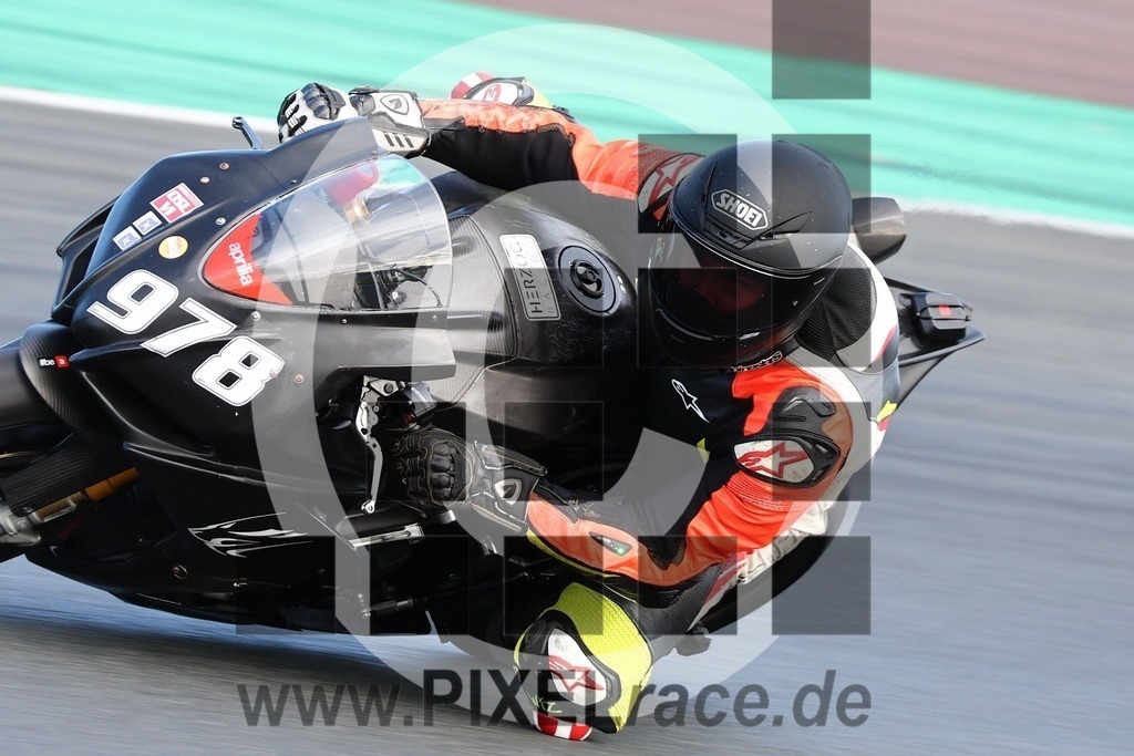 0978-20240915_08604 | Schöne Erinnerungen an spannende Momente - das festzuhalten ist unser Job. PIXELrace.de ist seit 2003 auf den Rennstrecken Europas unterwegs um die Action draußen beim Fahren und die wunderbare Stimmung imm Fahrerlager für euch einzufangen.