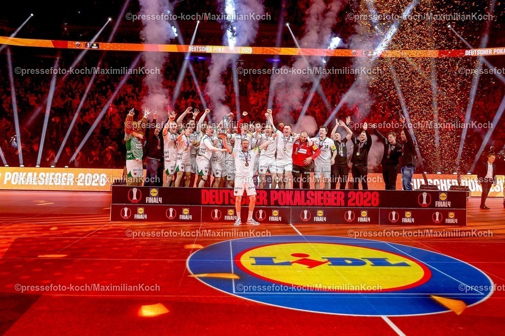 xSSCx19042602035 | 19.04.2026, xsscx, Handball, DHB-Pokal Lidl Final4, Finale, Füchse Berlin - Bergischer HC, Saison 2025 / 2026 Herren, Lanxess Arena, Köln: Die Mannschaft der Füchse Berlin feiert den Sieg im DHB-Pokal  Photo: xSandraxScherningxPressefotoKochx