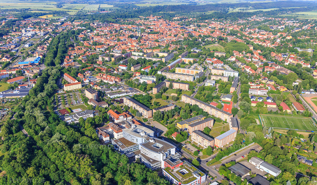 Luftbild: Stadtansicht aus Osten entlang der Bode in Quedlinburg im Bundesland Sachsen-Anhalt in Deutschland. Foto: IMG_148265.jpg vom 14.06.2025 durch Werner Riehm/FLY-FOTO.de