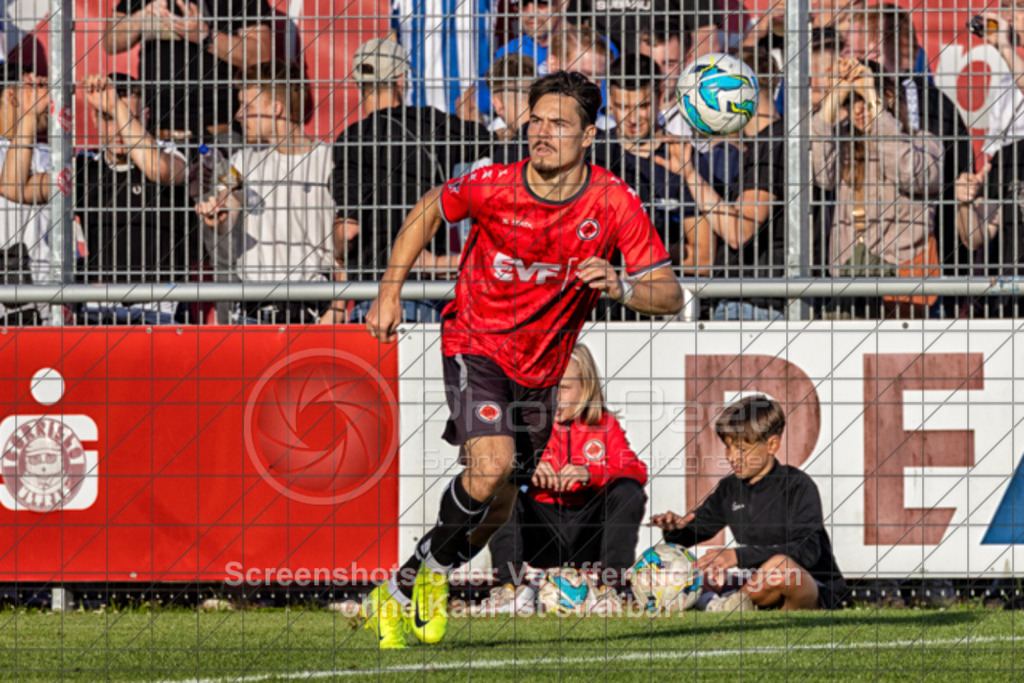 20250729_193126_0068-Bearbeitet | #,1.Göppinger SV (rot) vs. SV Stuttgarter Kickers (gelb), Fussball, DB-Regio-WFW-Pokal - wfv, 2.Runde, Saison 2025/2026, Rasensportplatz Stadion SV Göppingen, Hohenstaufenstr. 116, 73033 Göppingen, 29.07.2025 - 19:00 Uhr,Foto: PhotoPeet-Sportfotografie/Peter Harich