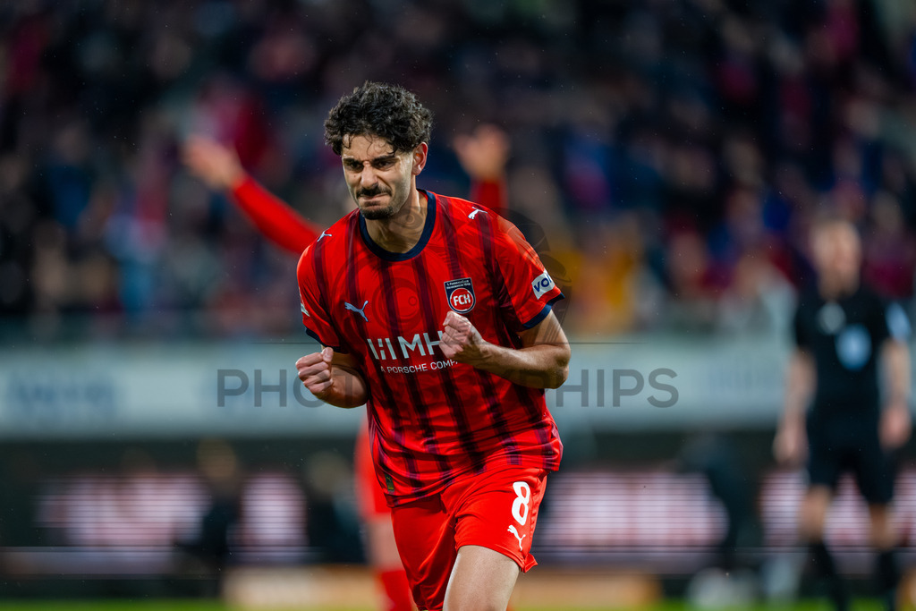1. FC Heidenheim vs. VfB Stuttgart, Fussball, 1. Bundesliga, 23. Spieltag, Saison 2025/2026, 22.02.2026 | Eren Dinkci (1. FC Heidenheim 1846, #08),1. FC Heidenheim vs. VfB Stuttgart, Fussball, 1. Bundesliga, 23. Spieltag, Saison 2025/2026, 22.02.2026Foto: photosbyphips/Philip Ziegler