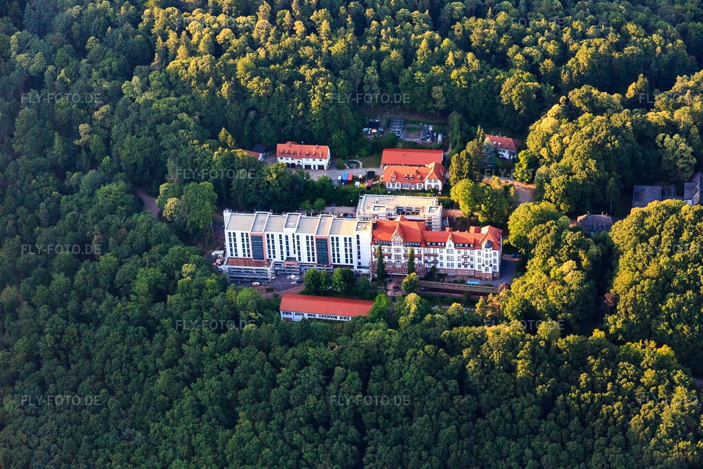 Luftbild: Fachklinik Eußerthal im Wald in Eußerthal im Bundesland Rheinland-Pfalz in Deutschland. – Foto: IMG_082665.jpg vom 25.06.2015 durch Werner Riehm/FLY-FOTO.de – Auflösung des Originals: 5472 x 3648 px – Fachklinik Eußerthal | Fachklinik Eußerthal