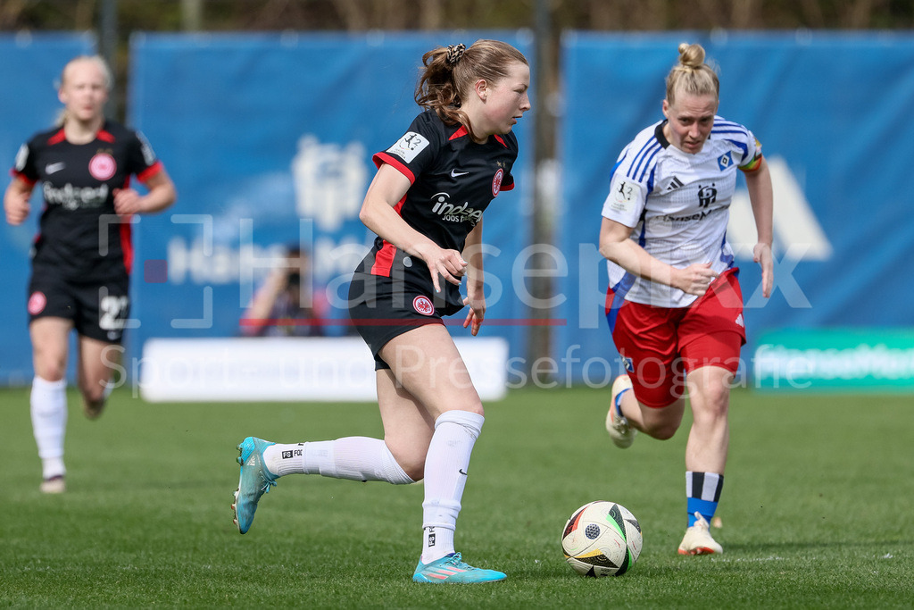 Fussball, 2. Frauen-Bundesliga, Hamburger SV - Eintracht Frankfurt II | v.li.: Marlene Wild (Eintracht Frankfurt II, 8) am Ball, Einzelbild, Ganzkörper, Aktion, Action, Spielszene, DIE DFB-RICHTLINIEN UNTERSAGEN JEGLICHE NUTZUNG VON FOTOS ALS SEQUENZBILDER UND/ODER VIDEOÄHNLICHE FOTOSTRECKEN. DFB REGULATIONS PROHIBIT ANY USE OF PHOTOGRAPHS AS IMAGE SEQUENCES AND/OR QUASI-VIDEO.