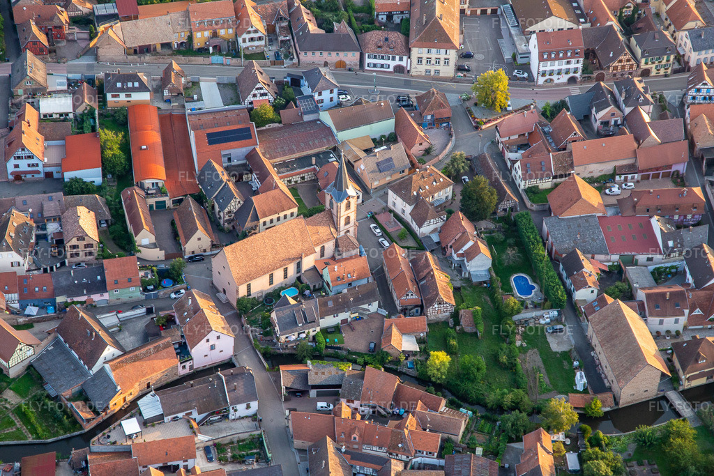 Luftbild: Eglise Saint Etienne in Wolxheim im Bundesland Bas-Rhin in Frankreich. – Foto: IMG_138016.jpg vom 19.08.2023 durch Werner Riehm/FLY-FOTO.de – Auflösung des Originals: 5472 x 3648 px – Communauté de paroisses Sainte Edith Stein