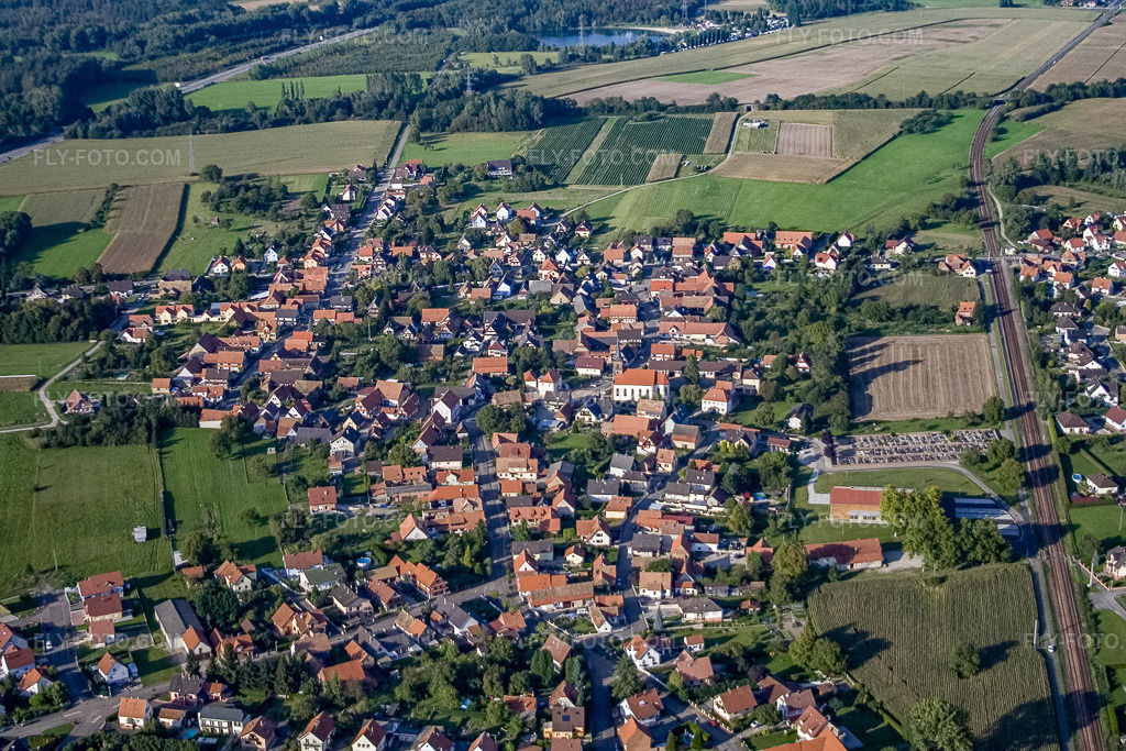 Aerial view: Village center from the southwest in Rountzenheim in the state Bas-Rhin, France. – Photo: IMG_8117.jpg taken on 09/15/2007 by Werner Riehm/FLY-FOTO.com – Resolution of the original: 3065 x 2043 px