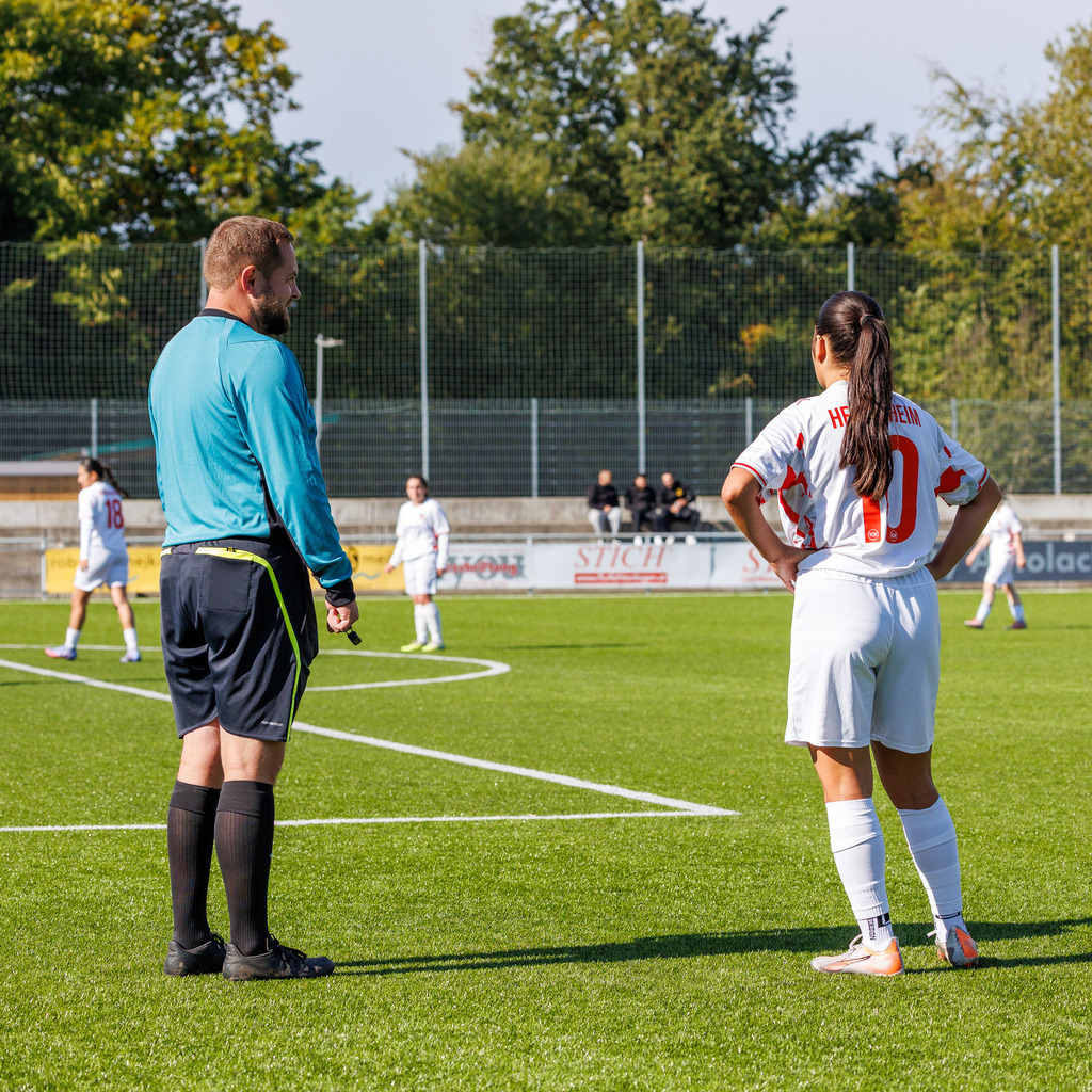 FCHHÜT_251003_3396 | 1.FC Heidenheim 1846 II vs. TSV Hüttlingen, Fußball, Frauen, Bezirkspokal, 2025/2026, 1.Runde, 03.10.2025 in Mergelstetten, Sportplatz 2(Foto: Michael Bulling) - Realisiert mit Pictrs.com