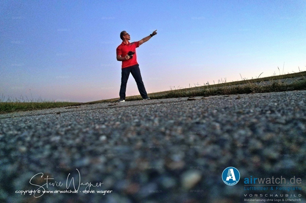 Nordsee, Nordfriesland, Nordstrand, Pohnshalligkoog - airwatch.de | Der Pohnshalligkoog ist der jüngste bewohnte Koog der Halbinsel Nordstrand in Schleswig-Holstein. Er ist als Ortsteil der Gemeinde Nordstrand angehörig. Die Pohnshallig, eine ehemalige Hallig, wurde durch die Burchardiflut im Jahre 1634 von der Insel Alt-Nordstrand abgerissen. Im 18. und 19. Jahrhundert wurden sukzessive ehemalig besiedelte Landstriche neu bedeicht und die Insel Stück für Stück neu in Richtung Osten ausdehnte. Im Jahr 1924 erfolgte die Eindeichung der Pohnshallig, nachdem die unbewohnte Hallig zeitweise durch die Schobüller zur Heugewinnung genutzt worden war.Größe und LageDer Pohnshalligkoog umfasst eine Fläche von etwa 695 Hektar und ist der östlichste und zweitgrößte Koog der Halbinsel Nordstrand. Die Eindeichung des Pohnshalligkoogs war 1924 abgeschlossen. Trotz der Schwierigkeiten bei der Errichtung des Deiches und des verschlammten Bodens konnten die ersten Pächter 1924 den Koog übernehmen. Fünf Jahre nach der Eindeichung wurden die Pachtverträge jedoch aufgelöst und das gesamte Land der “Gemeinnützigen Siedlungsgesellschaft Deutscher Osten” übergeben.