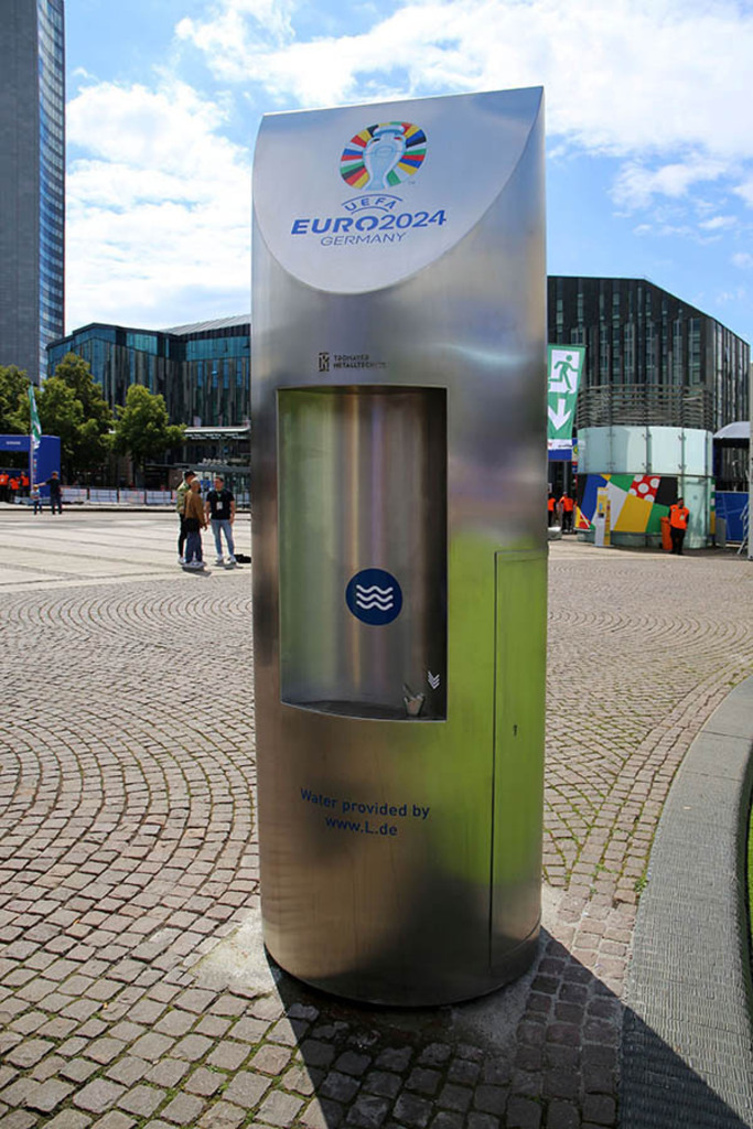 Leipziger Trinkbrunnen "Bruno" auf dem Augustusplatz | Entdecke über 20 Kategorien Leipzig-Motive: Foto-Downloads, hochwertige Poster, Leinwand- & Fine-Art-Prints. Jetzt Lieblingsfoto im Bildlexikon Leipzig Shop bestellen!