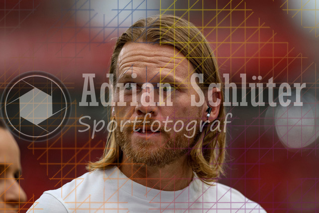 Bayer 04 Leverkusen vs Borussia Mönchengladbach - Bundesliga  | Leverkusen, Deutschland, 21.09.25:   Trainer Eugen Polanski (Borussia Mönchengladbach) schaut waehrend des Spiels der Bundesliga zwischen  Bayer 04 Leverkusen vs Borussia Mönchengladbach in der BayArena(Foto von Brauer-Fotoagentur / Adrian Schlueter)