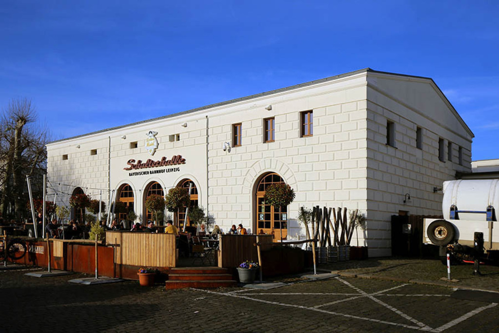 Bildlexikon Leipzig - Bayerischer Bahnhof - Schalterhalle: Freisitz von Dolden Mädel | Das Team hinter BILDLEXIKON LEIPZIG bündelt historische wie aktuelle Informationen über die Stadt Leipzig in Text und Bild auf einer Plattform und stellt diese der interessierten Öffentlichkeit zur Verfügung.