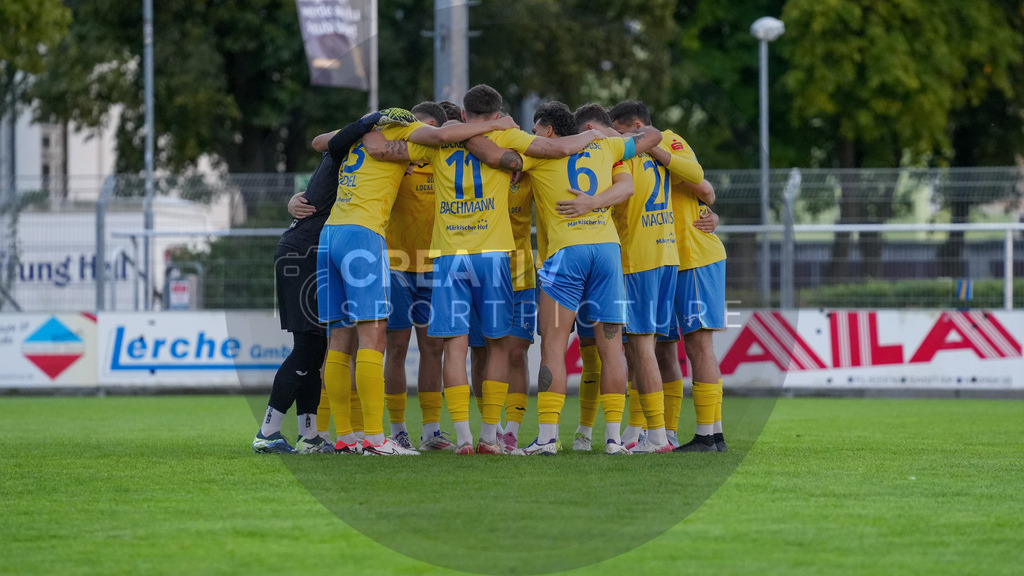 Fußball, Herren, Saison 2025/2026, Regionalliga Nordost, 8. Spieltag, FSV 63 Luckenwalde vs. FC Hertha 03 Zehlendorf, Dienstag 16.09.2025, Werner-Seelenbinder-Stadion Luckenwalde, | Fußball, Herren, Saison 2025/2026, Regionalliga Nordost, 8. Spieltag, FSV 63 Luckenwalde vs. FC Hertha 03 Zehlendorf, Dienstag 16.09.2025, Werner-Seelenbinder-Stadion Luckenwalde, Im Bild: Der Mannschaftskreis des FSV 63 Luckenwalde. - Realisiert mit Pictrs.com