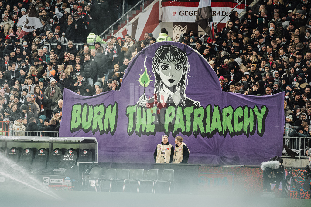 Fußball | Männer | Saison 2024/2025  | Fußball-Bundesliga | 26. Spieltag | FC St. Pauli vs. TSG Hoffenheim | 14.03.2025 | Ein Transparent der FC St. Pauli Fans, Burn the Patriarchy