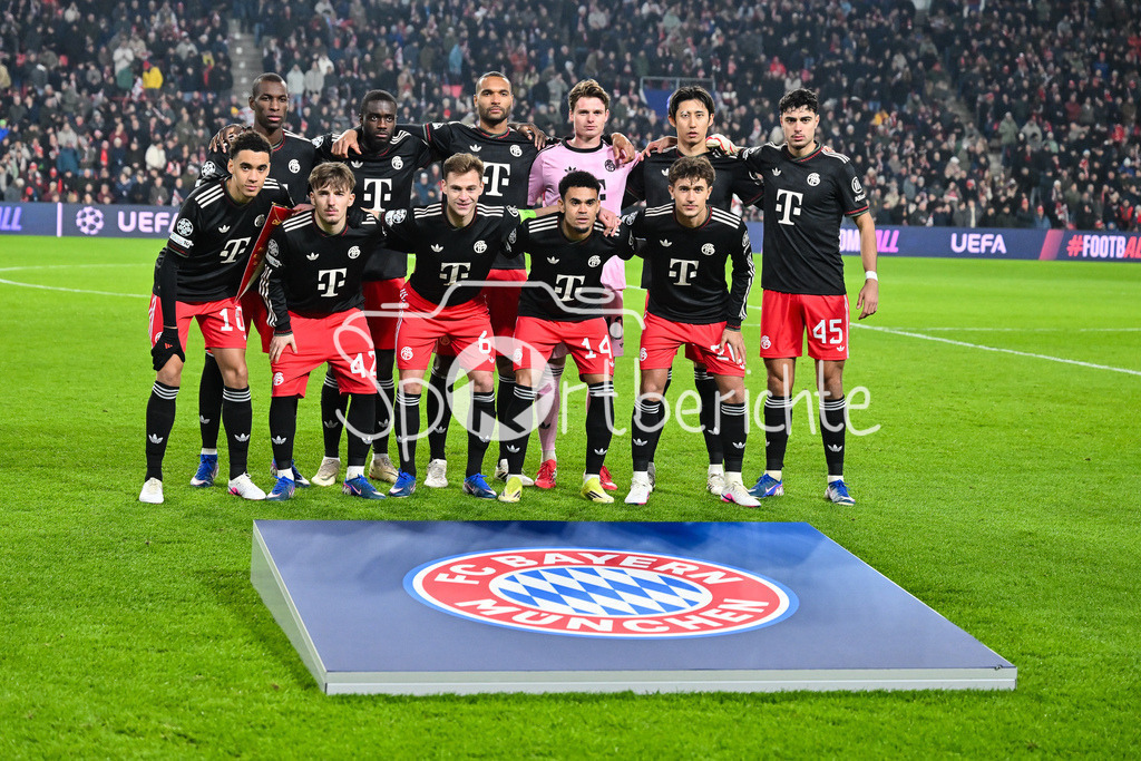 PSV Eindhoven - FC Bayern München | EINDHOVEN, NETHERLANDS - 28. JANUARY: die Startelf der Bayern in Eindhoven - Nicolas JACKSON (FC Bayern Munich 11), Dayot UPAMECANO (FC Bayern Munich 2), Jonathan TAH (FC Bayern Munich 4), Jonas Kurt URBIG (FC Bayern Munich 40), Hiroki ITO (FC Bayern Munich 21), Aleksandar PAVLOVIC (FC Bayern Munich 45), Jamal MUSIALA (FC Bayern München 10), Lennart KARL (FC Bayern Munich 42), Joshua KIMMICH (FC Bayern Munich 6), Luis DIAZ (FC Bayern Munich 14) und TOM BISCHOF (FC Bayern Munich 20) vor dem Match zwischen PSV Eindhoven und dem FC Bayern München am 8. Spieltag der UEFA Champions League Gruppenphase im Philips Stadion