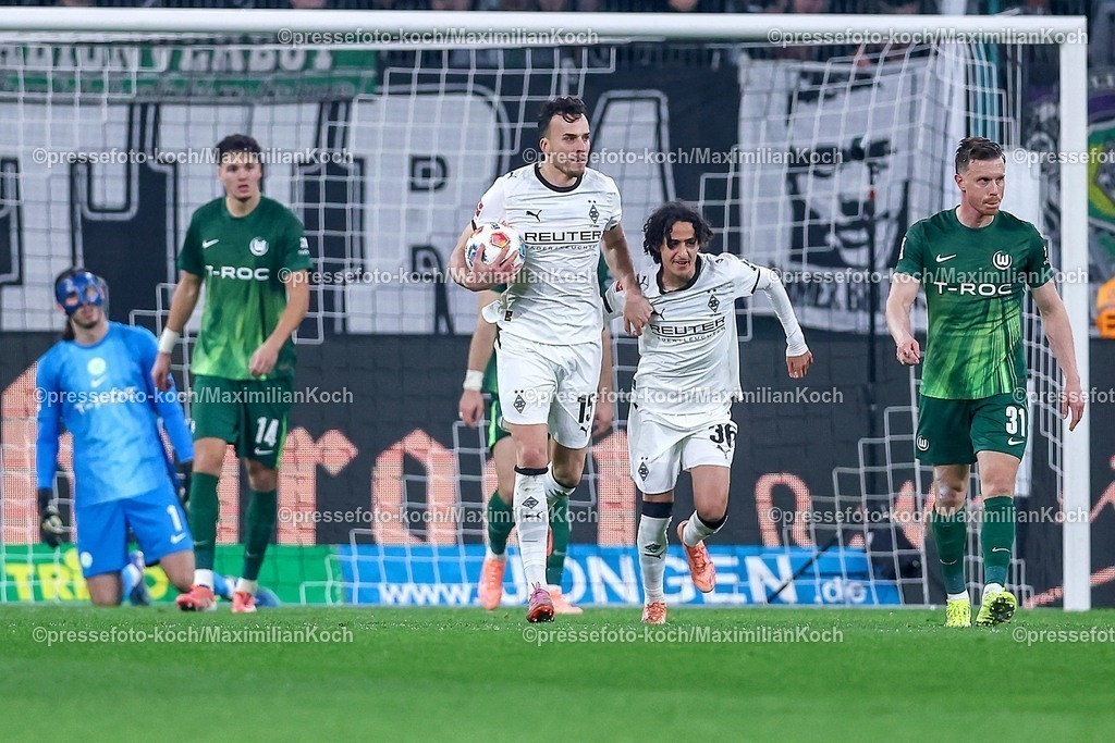 BMG13122502132 | 13.12.2025, Fußball, Borussia Mönchengladbach - VfL Wolfsburg, 1. Fußball Bundesliga, 14.Spieltag, Borussia-Park, Saison 2025 2026: Wael Mohya (Borussia Mönchengladbach #36) jubelnd neben Haris Tabakovic&nbsp;(Borussia Mönchengladbach #15) nach dem Abseitstor zum vermeindlichen 2:3 - Kein Tor nach VAR Überprüfung  DFB regulations prohibit any use of photographs as image sequences and or quasi-video.