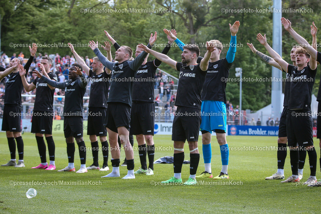 Koe3Liga27042401050 | 27.04.2024, Köln, Fußball, bwin 3. Liga Herren, Sportpark Höhenberg, 35. Spieltag, Saison 2023 2024, FC Viktoria Köln – Preußen Münster: Abschlussjubel nach dem 5:3 Sieg. Preussen feiert Arm in Arm zusammen mit den Fans nach dem Spiel. 
DFB regulations prohibit any use of photographs as image sequences and or quasi-video.