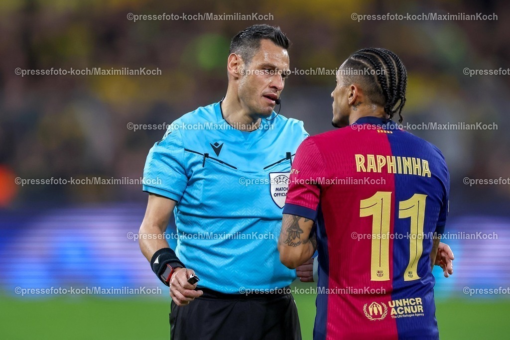 UCL1504251064 | 15.04.2025, Fußball, UEFA Champions League, Borussia Dortmund - FC Barcelona, BVB Stadion, Viertelfinale, Saison 2024 2025: Schiedsrichter Maurizio Mariani  Raphinha Raphael Dias Belloli (FC Barcelona #11) Regulations prohibit any use of photographs as image sequences and or quasi-video.