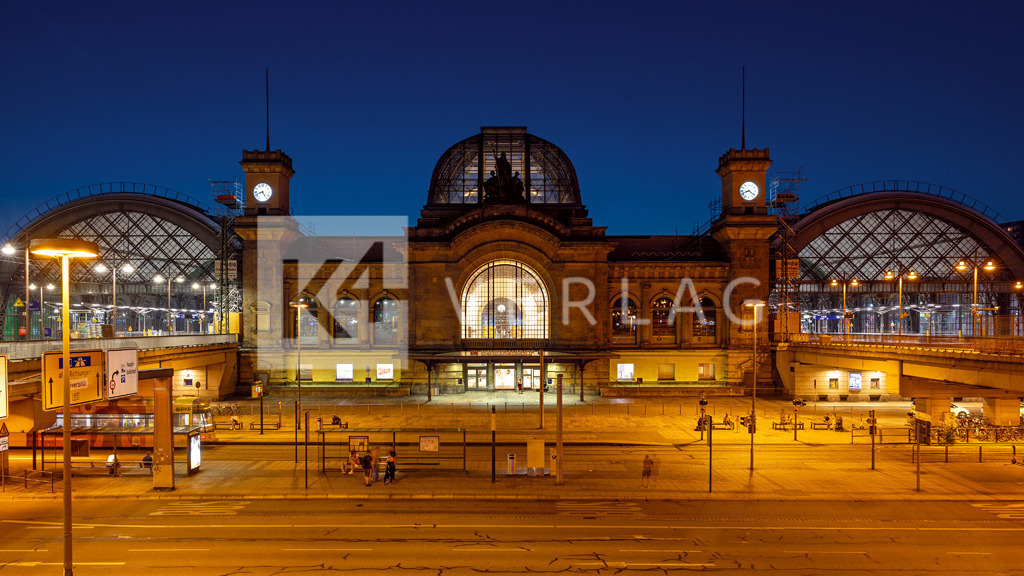 Panorama-Hauptbahnhof-Dresden-Nacht-0U3A2226 | Wandbild Der Hauptbahnhof liegt südlich der Altstadt als Eingang zum Wiener Platz und zur Prager Straße. - Realized with Pictrs.com